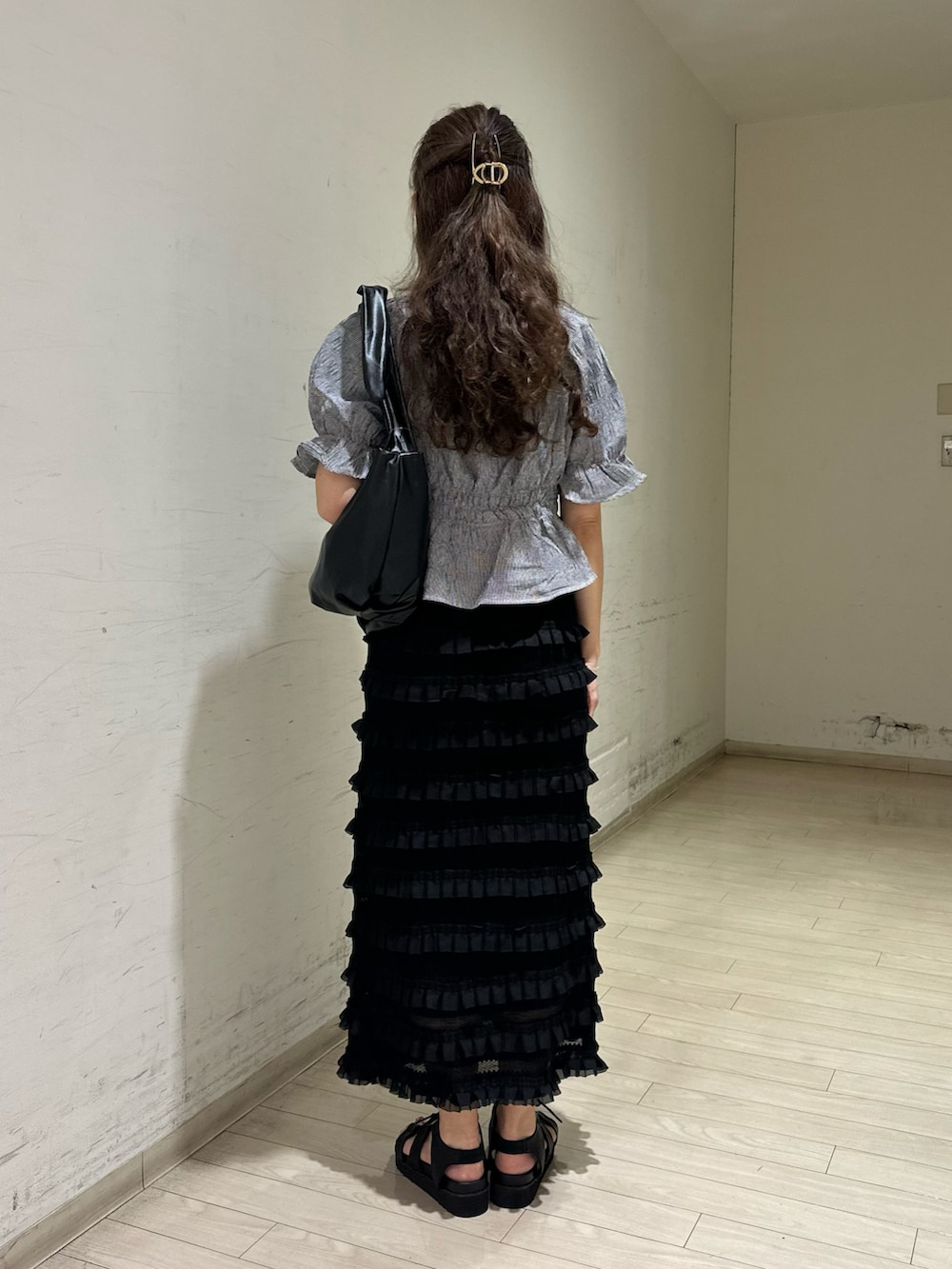 ブラック系のハンドバッグ、ブラック系のシャツ/ブラウス、ブラック系のスカートを着用したレディースの夏コーディネートの3枚目の写真
