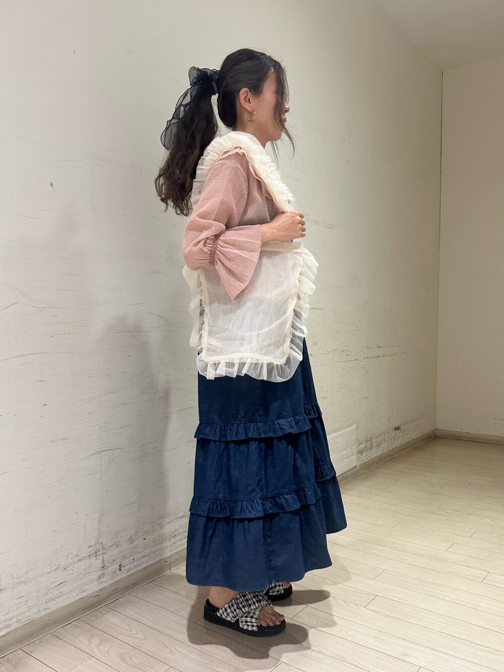 ピンク系のシャツ/ブラウス、ホワイト系のタンクトップ、ホワイト系のハンドバッグを着用したレディースの夏コーディネートの2枚目の写真