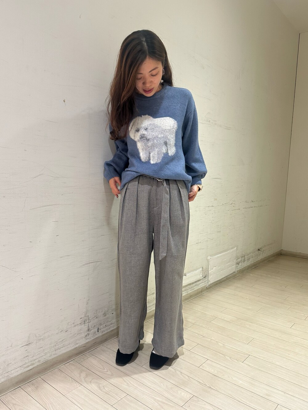 グレー系のその他アウター、ブルー系のニット/セーター、グレー系のその他パンツを着用したレディースの冬コーディネートの2枚目の写真