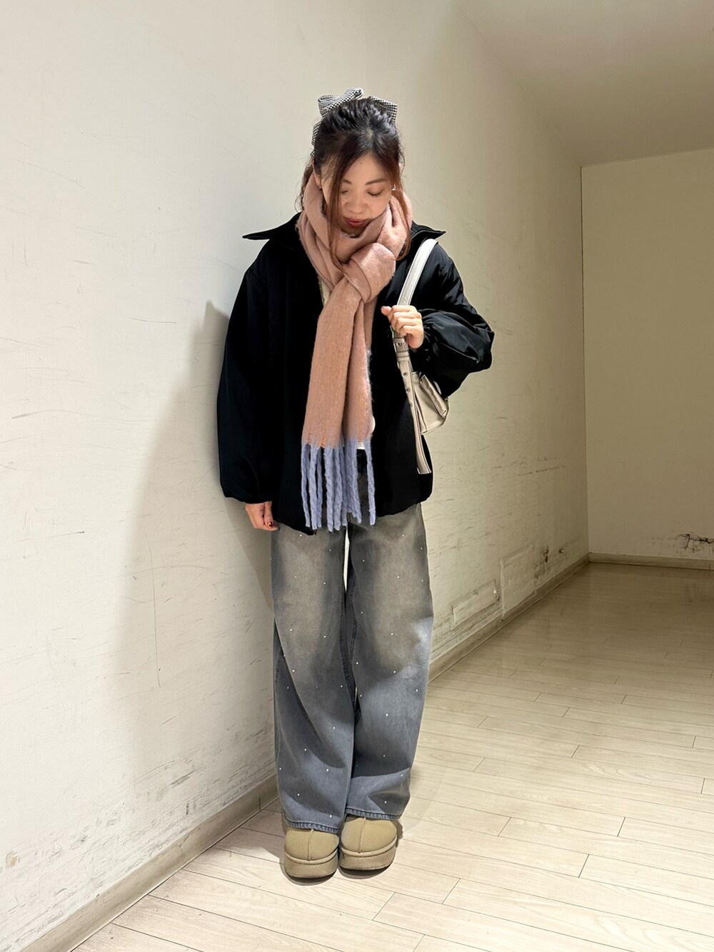 ブラック系のノーカラージャケット、シルバー系のハンドバッグ、グレー系のその他パンツを着用したレディースの秋コーディネートの2枚目の写真