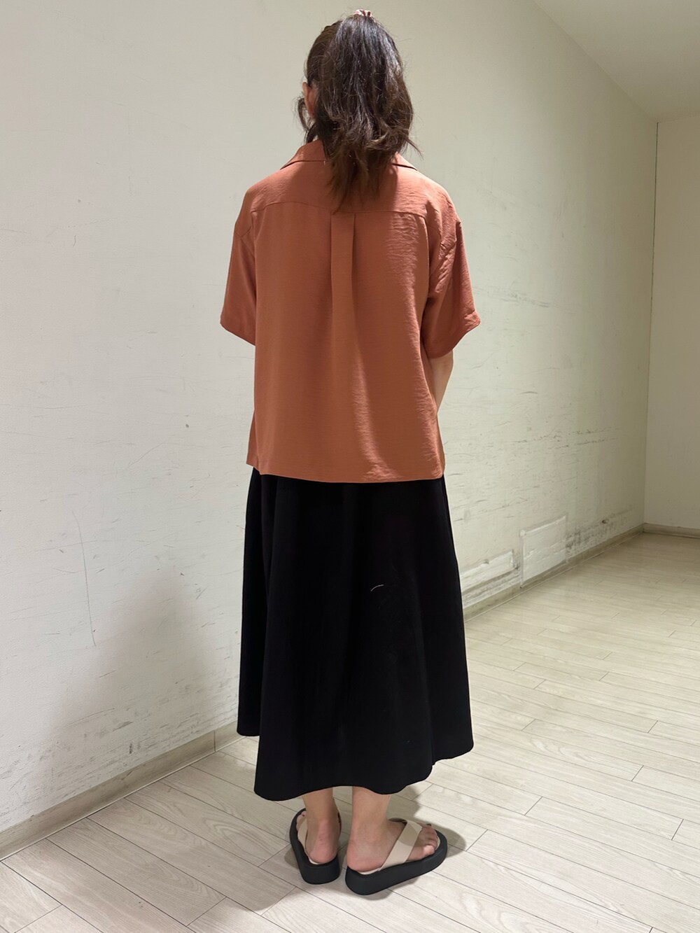 ブラック系のワンピース、ホワイト系のタンクトップ、ベージュ系のハンドバッグを着用したレディースの春コーディネートの3枚目の写真