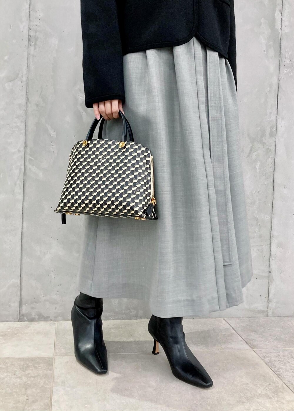 「ワンピース、ブラック、ハンドバッグ、ミニ、カーディガン、ROPÉ、ÉPOR、Y BAG、MONOGRAM BAG、23AW秋の新作、お出かけ、骨格ナチュラル、イエベ」｜「ROPE'のナロースクエアトゥストレッチヒールショートブーツ（ブーツ、ブラック系）」を使った、MAAYAさん（レディース・158cm）の夏コーディネートの7枚目の写真