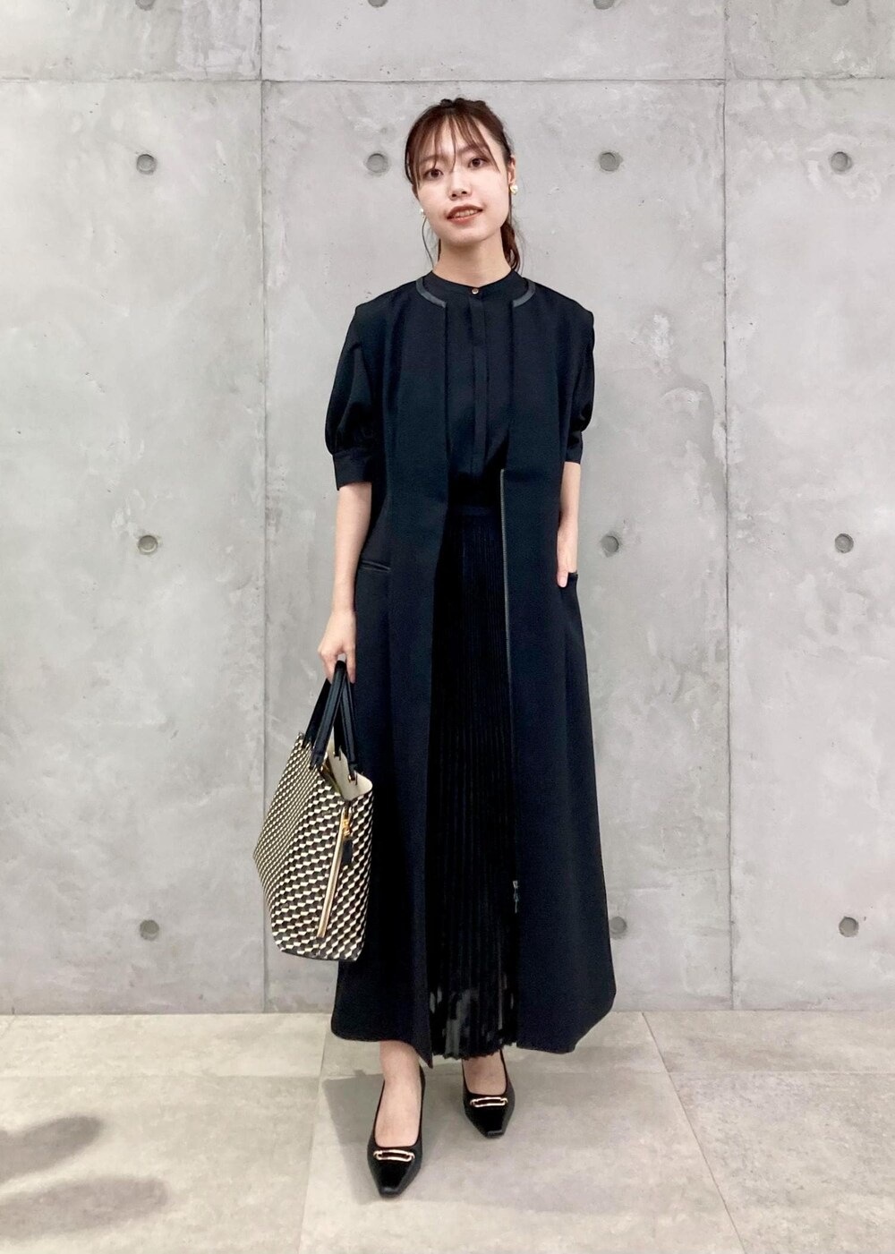 「ジレ、ジャンスカ、ベスト、ブラック、ハンドバッグ、レース、ロング、ワンピース、ウエストマーク、パンプス、ポインテッドトゥ、ヒール、ROPÉ、ÉPOR、Y BAG」｜「E'PORの【E'POR】Y BAG MONOGRAM （YACHT PATTERN） Medium（ハンドバッグ、ブラック系）」を使った、MAAYAさん（レディース・158cm）の夏コーディネートの5枚目の写真