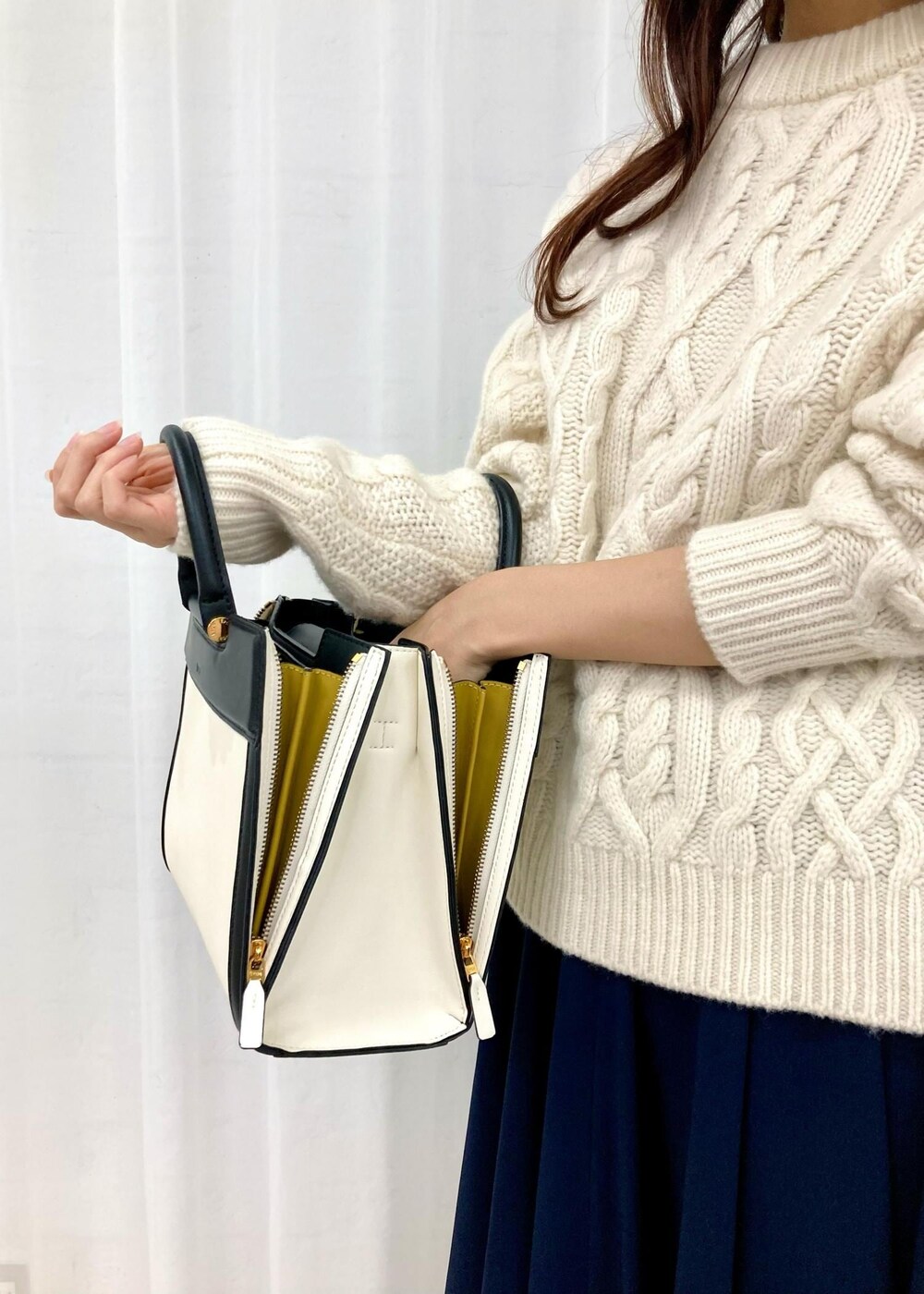 「ホワイト、ハンドバッグ、ニット、ケーブルニット、スカート、ブーツ、三尋木さんコラボ_winter、Knit 2023、ROPÉ、ÉPOR、W BAG、レインシューズ、きれいめカジュアル、大人カジュアル、骨格ナチュラル」｜「E'PORの【E'POR】W BAG Medium（ハンドバッグ、ホワイト系）」を使った、MAAYAさん（レディース・158cm）の冬コーディネートの7枚目の写真