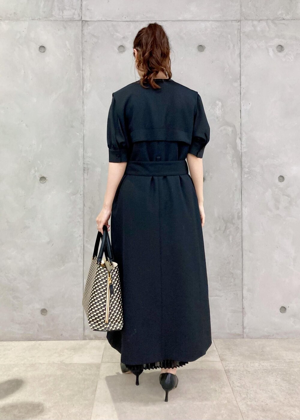 「ジレ、ジャンスカ、ベスト、ブラック、ハンドバッグ、レース、ロング、ワンピース、ウエストマーク、パンプス、ポインテッドトゥ、ヒール、ROPÉ、ÉPOR、Y BAG」｜「E'PORの【E'POR】Y BAG MONOGRAM （YACHT PATTERN） Medium（ハンドバッグ、ブラック系）」を使った、MAAYAさん（レディース・158cm）の夏コーディネートの3枚目の写真
