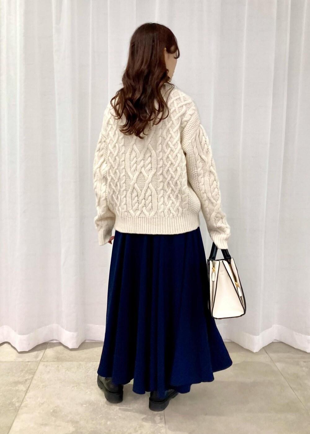 「ホワイト、ハンドバッグ、ニット、ケーブルニット、スカート、ブーツ、三尋木さんコラボ_winter、Knit 2023、ROPÉ、ÉPOR、W BAG、レインシューズ、きれいめカジュアル、大人カジュアル、骨格ナチュラル」｜「E'PORの【E'POR】W BAG Medium（ハンドバッグ、ホワイト系）」を使った、MAAYAさん（レディース・158cm）の冬コーディネートの3枚目の写真