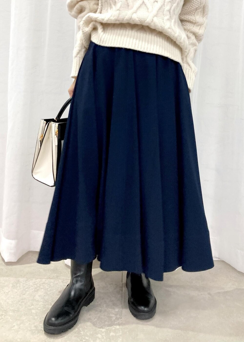 「ホワイト、ハンドバッグ、ニット、ケーブルニット、スカート、ブーツ、三尋木さんコラボ_winter、Knit 2023、ROPÉ、ÉPOR、W BAG、レインシューズ、きれいめカジュアル、大人カジュアル、骨格ナチュラル」｜「E'PORの【E'POR】W BAG Medium（ハンドバッグ、ホワイト系）」を使った、MAAYAさん（レディース・158cm）の冬コーディネートの6枚目の写真