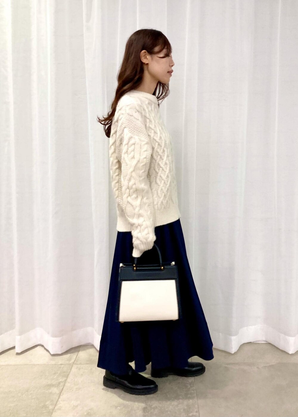 「ホワイト、ハンドバッグ、ニット、ケーブルニット、スカート、ブーツ、三尋木さんコラボ_winter、Knit 2023、ROPÉ、ÉPOR、W BAG、レインシューズ、きれいめカジュアル、大人カジュアル、骨格ナチュラル」｜「E'PORの【E'POR】W BAG Medium（ハンドバッグ、ホワイト系）」を使った、MAAYAさん（レディース・158cm）の冬コーディネートの2枚目の写真