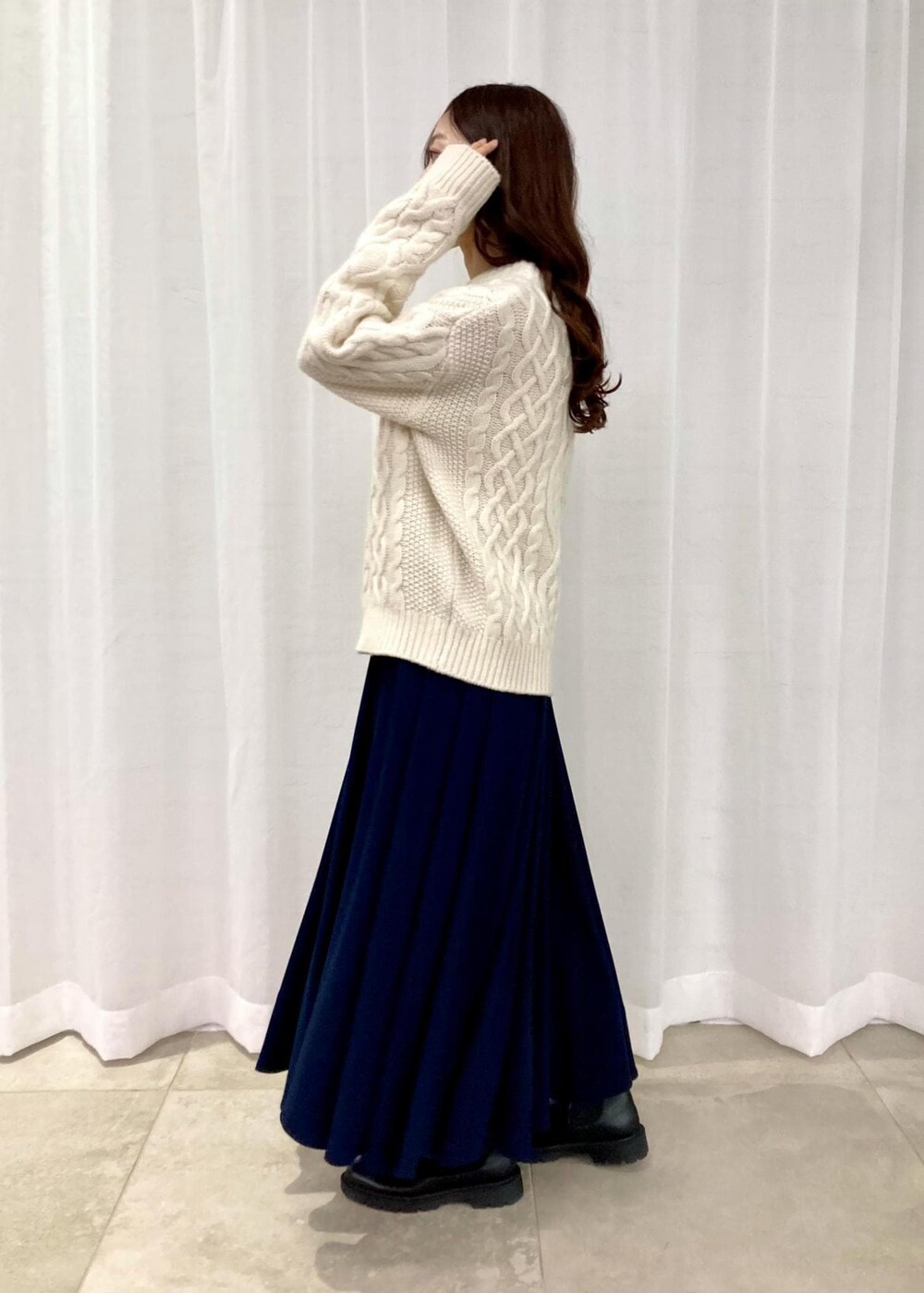 「ホワイト、ハンドバッグ、ニット、ケーブルニット、スカート、ブーツ、三尋木さんコラボ_winter、Knit 2023、ROPÉ、ÉPOR、W BAG、レインシューズ、きれいめカジュアル、大人カジュアル、骨格ナチュラル」｜「E'PORの【E'POR】W BAG Medium（ハンドバッグ、ホワイト系）」を使った、MAAYAさん（レディース・158cm）の冬コーディネートの4枚目の写真