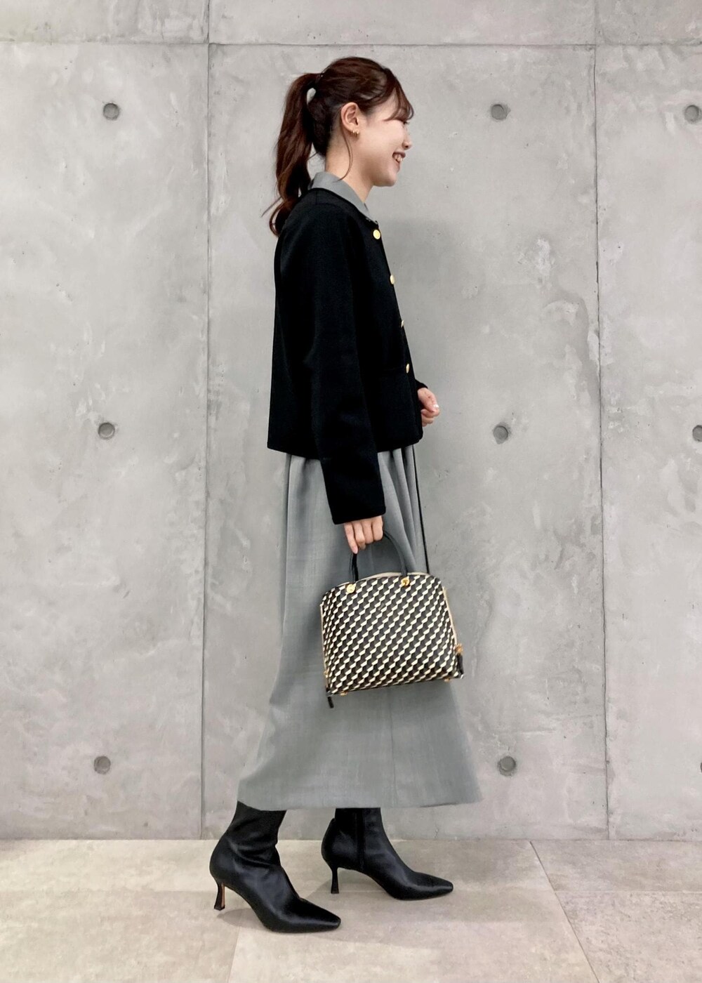 「ワンピース、ブラック、ハンドバッグ、ミニ、カーディガン、ROPÉ、ÉPOR、Y BAG、MONOGRAM BAG、23AW秋の新作、お出かけ、骨格ナチュラル、イエベ」｜「ROPE'のナロースクエアトゥストレッチヒールショートブーツ（ブーツ、ブラック系）」を使った、MAAYAさん（レディース・158cm）の夏コーディネートの2枚目の写真