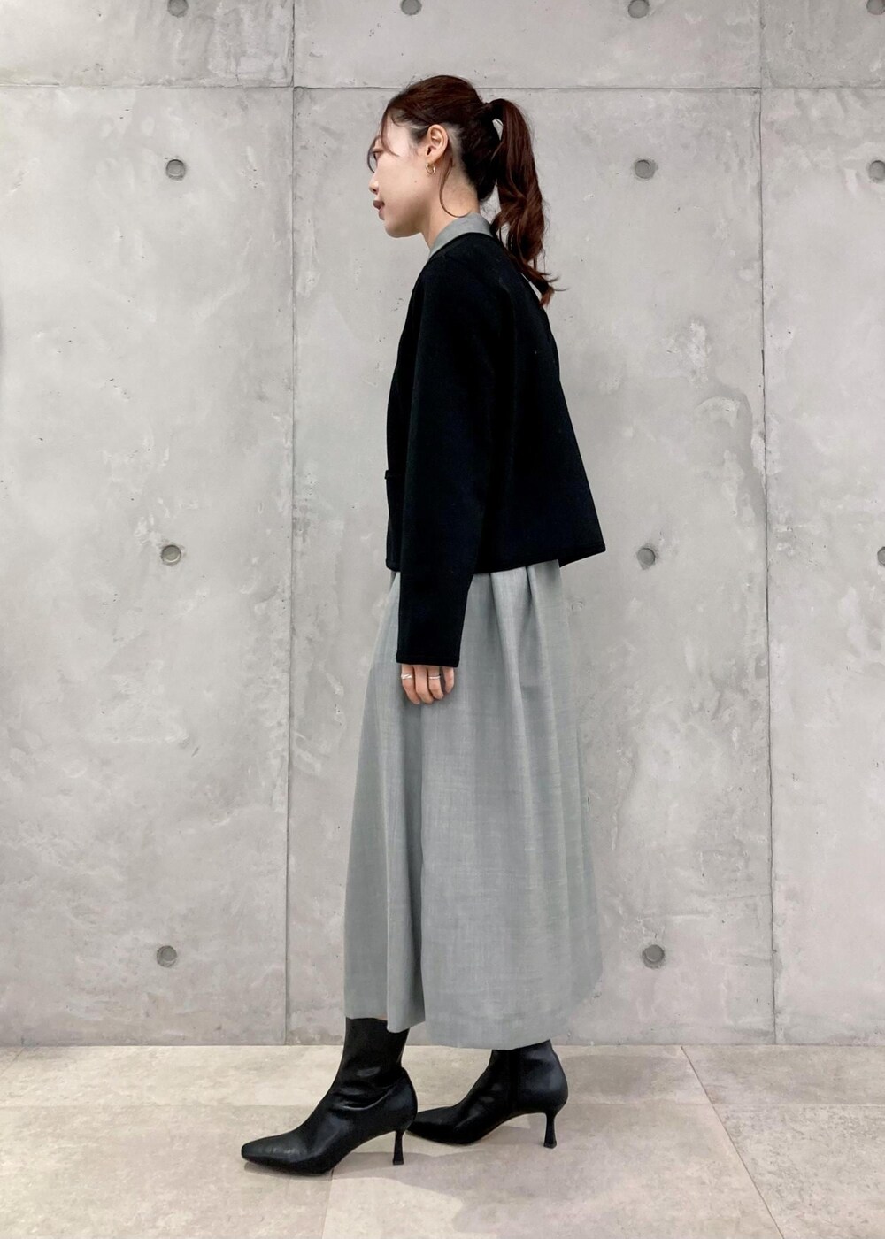 「ワンピース、ブラック、ハンドバッグ、ミニ、カーディガン、ROPÉ、ÉPOR、Y BAG、MONOGRAM BAG、23AW秋の新作、お出かけ、骨格ナチュラル、イエベ」｜「ROPE'のナロースクエアトゥストレッチヒールショートブーツ（ブーツ、ブラック系）」を使った、MAAYAさん（レディース・158cm）の夏コーディネートの4枚目の写真