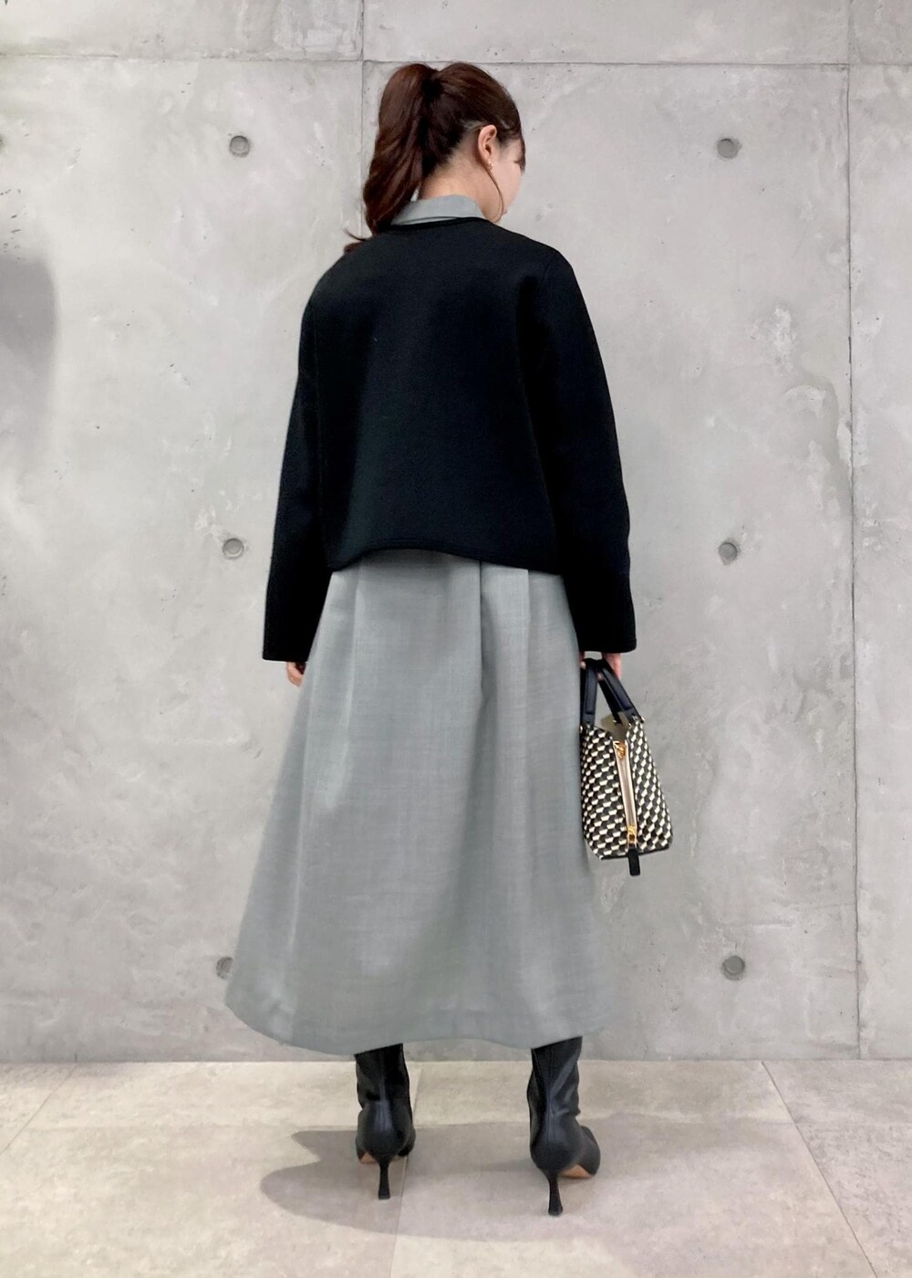 「ワンピース、ブラック、ハンドバッグ、ミニ、カーディガン、ROPÉ、ÉPOR、Y BAG、MONOGRAM BAG、23AW秋の新作、お出かけ、骨格ナチュラル、イエベ」｜「ROPE'のナロースクエアトゥストレッチヒールショートブーツ（ブーツ、ブラック系）」を使った、MAAYAさん（レディース・158cm）の夏コーディネートの3枚目の写真