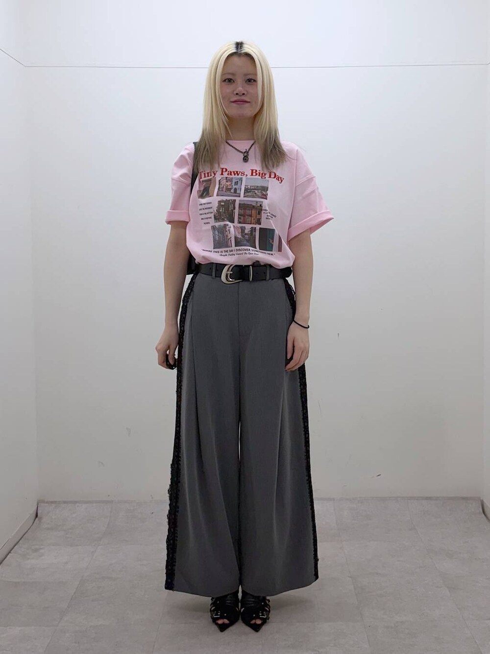 ブラック系のサンダル、ピンク系のTシャツ/カットソー、ブラック系のトートバッグを着用したレディースの夏コーディネートの6枚目の写真