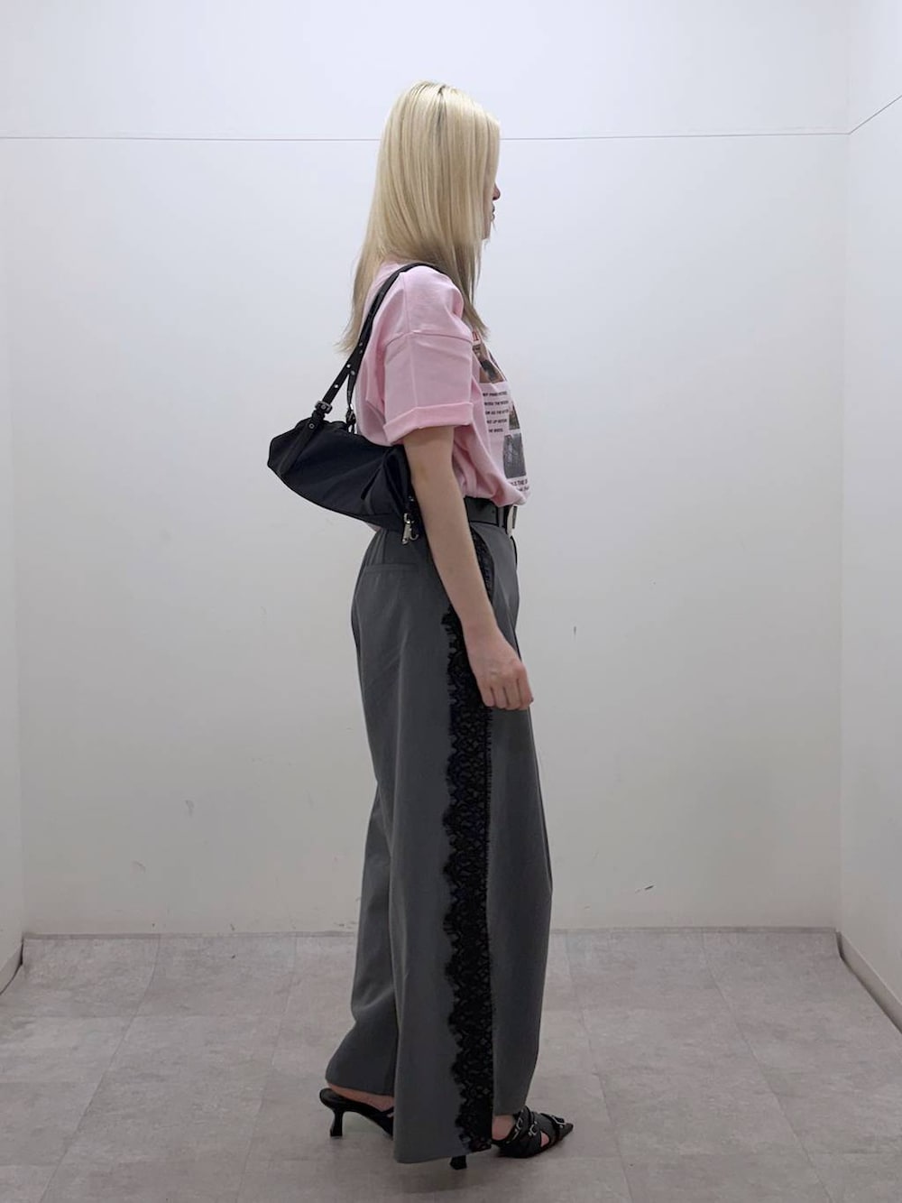 ブラック系のサンダル、ピンク系のTシャツ/カットソー、ブラック系のトートバッグを着用したレディースの夏コーディネートの2枚目の写真