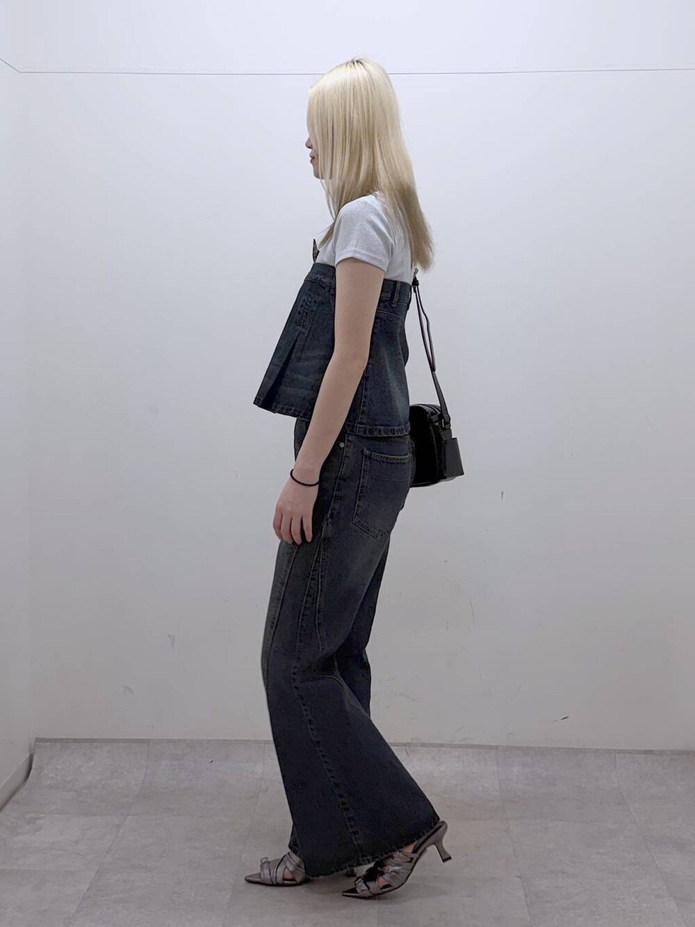 ブルー系のデニムパンツ、その他のサンダル、ホワイト系のTシャツ/カットソーを着用したレディースの夏コーディネートの4枚目の写真