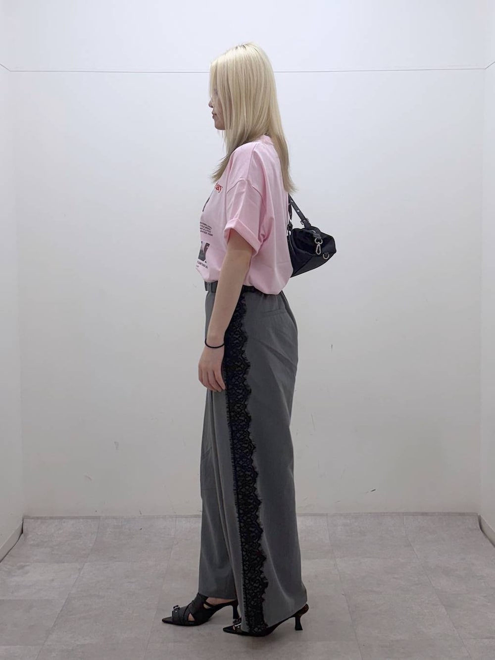 ブラック系のサンダル、ピンク系のTシャツ/カットソー、ブラック系のトートバッグを着用したレディースの夏コーディネートの4枚目の写真