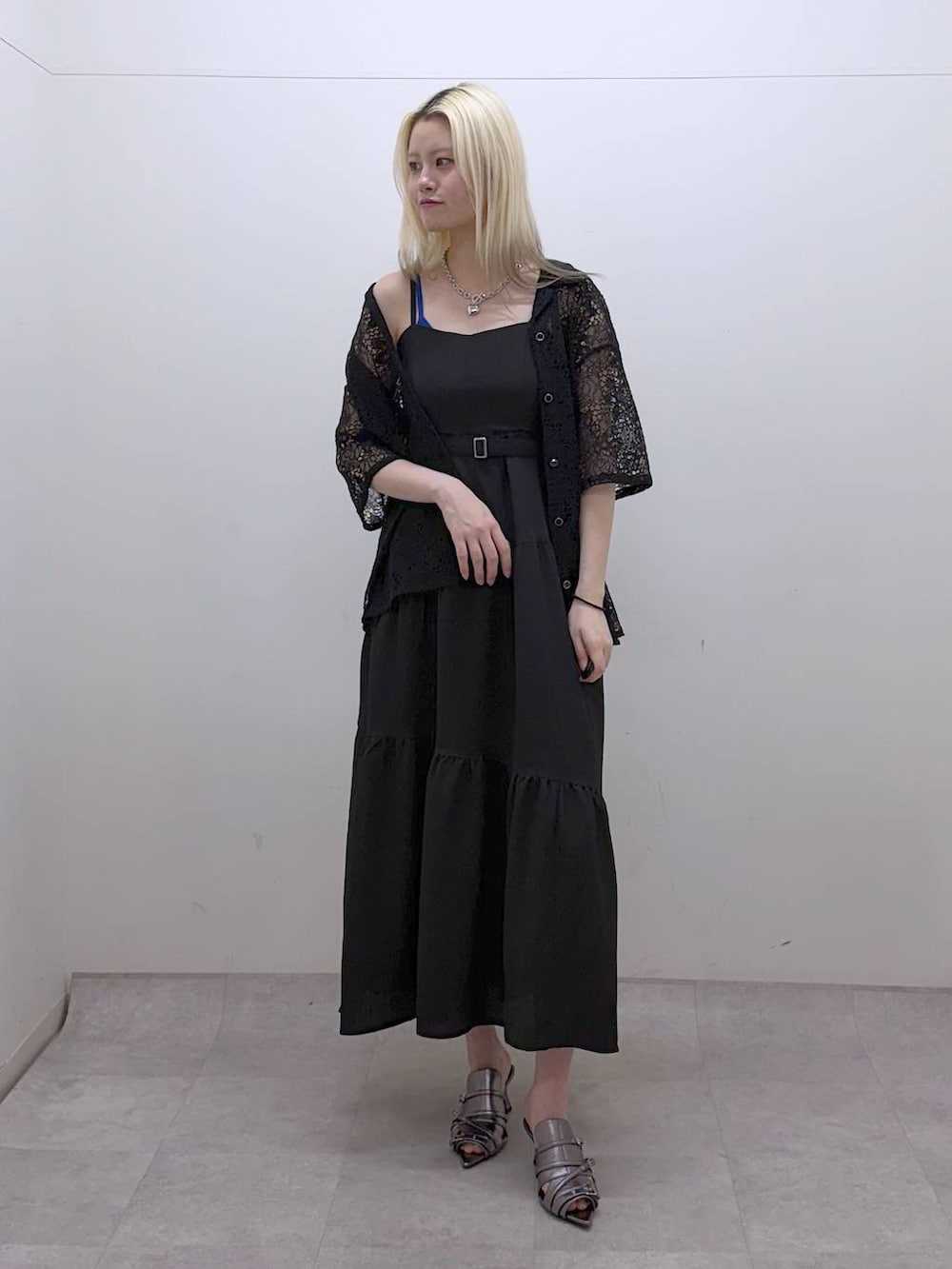 シルバー系のショルダーバッグ、その他のサンダル、ブラック系のシャツ/ブラウスを着用したレディースの夏コーディネートの6枚目の写真