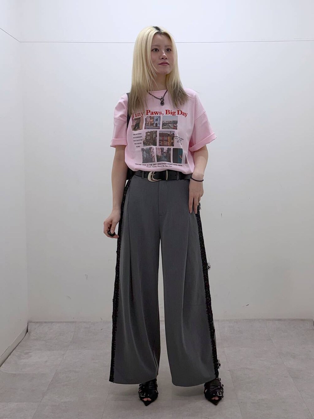 ブラック系のサンダル、ピンク系のTシャツ/カットソー、ブラック系のトートバッグを着用したレディースの夏コーディネートの5枚目の写真