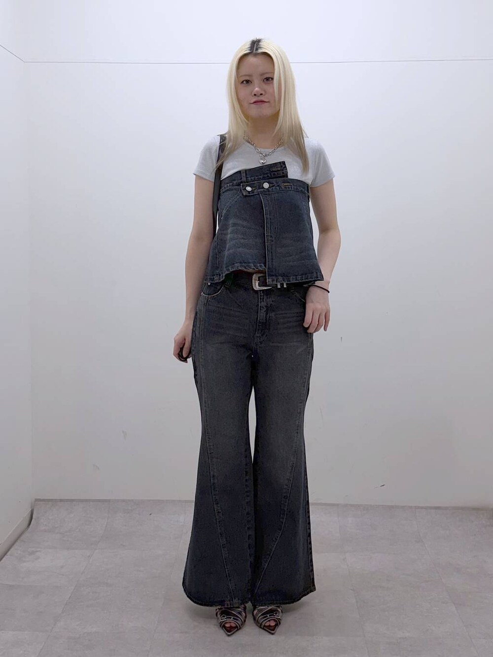 ブルー系のデニムパンツ、その他のサンダル、ホワイト系のTシャツ/カットソーを着用したレディースの夏コーディネートの5枚目の写真