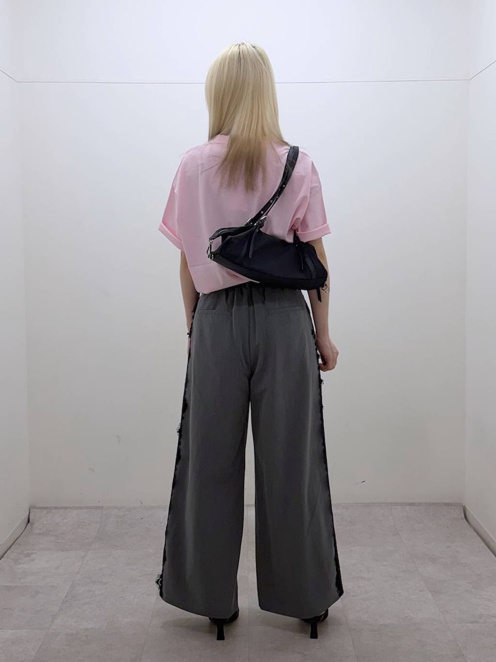 ブラック系のサンダル、ピンク系のTシャツ/カットソー、ブラック系のトートバッグを着用したレディースの夏コーディネートの3枚目の写真