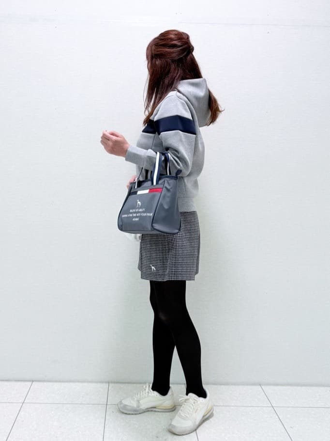 グレー系のパーカー、ブラック系のその他パンツ、グレー系のトートバッグを着用したレディースの冬コーディネートの2枚目の写真