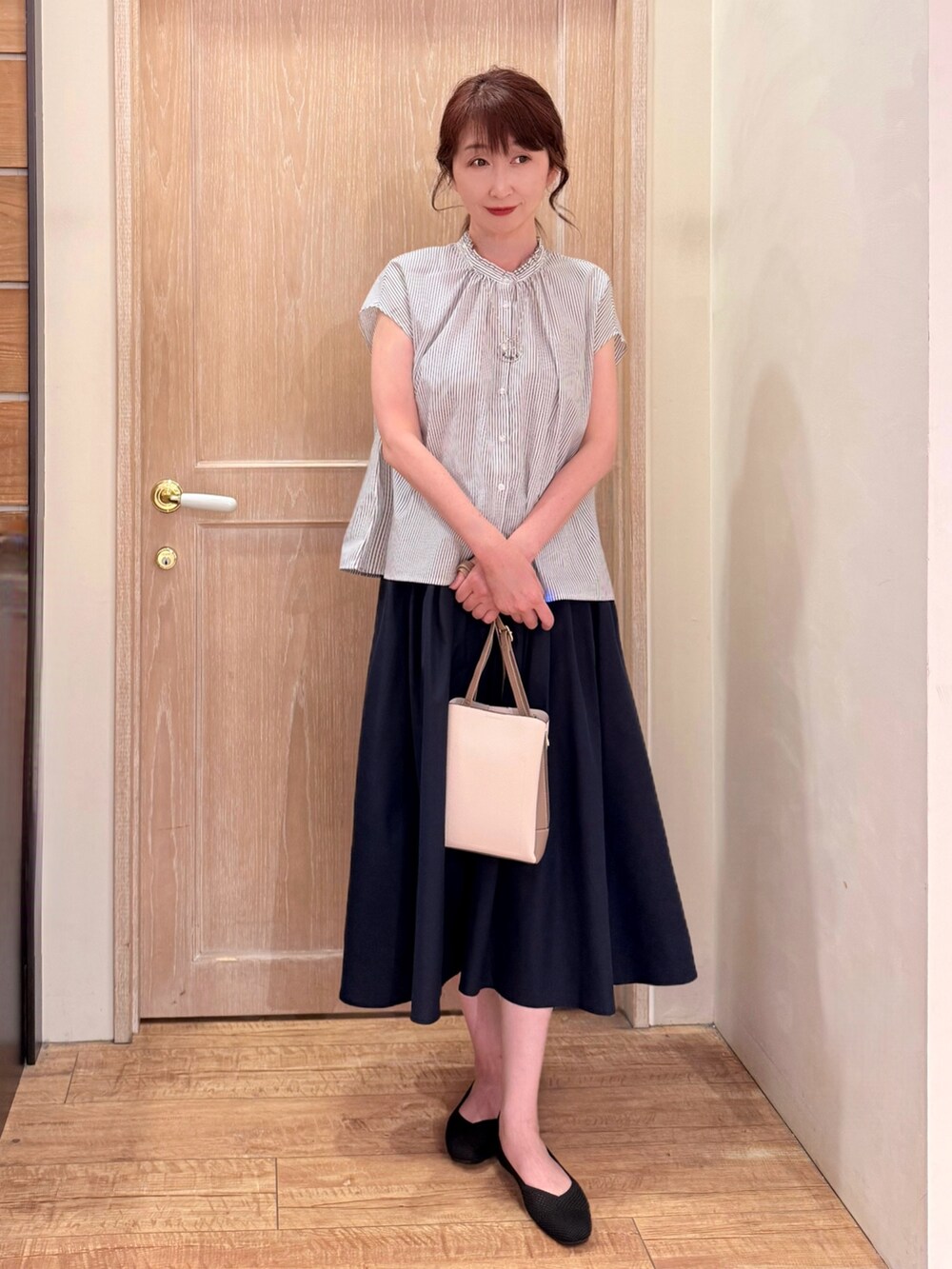 ホワイト系のシャツ/ブラウス、ブルー系のスカート、ベージュ系のショルダーバッグを着用したレディースの夏コーディネートの2枚目の写真