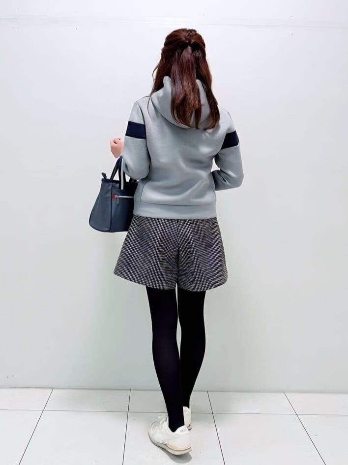 グレー系のパーカー、ブラック系のその他パンツ、グレー系のトートバッグを着用したレディースの冬コーディネートの4枚目の写真