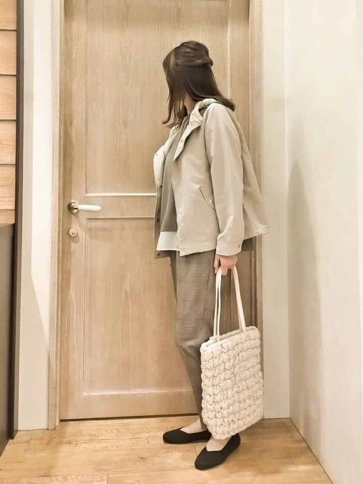 ブラウン系のその他パンツ、ブラック系のパンプスを着用したレディースの秋コーディネートの2枚目の写真
