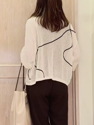 ホワイト系のカーディガン/ボレロ、ブラック系のタンクトップ、ブラック系のその他パンツを着用したレディースの春コーディネートの5枚目の写真