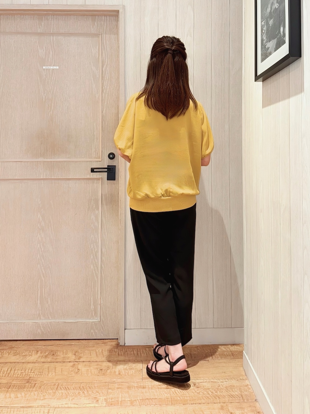 「春夏コーデ、夏、ママファッション、シューラルー、シューラルー(SHOO・LA・RUE)、プチプラコーデ」｜「SHOO・LA・RUEの【洗える/接触冷感/UV/SS-3L】さらさらぷるんワイドパンツ（その他パンツ、ブラック系）」を使った、ᴀᴋɪ ꕤ୭さん（レディース・167cm）の春コーディネートの3枚目の写真