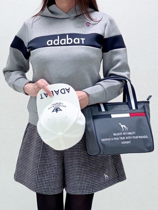 グレー系のパーカー、ブラック系のその他パンツ、グレー系のトートバッグを着用したレディースの冬コーディネートの5枚目の写真