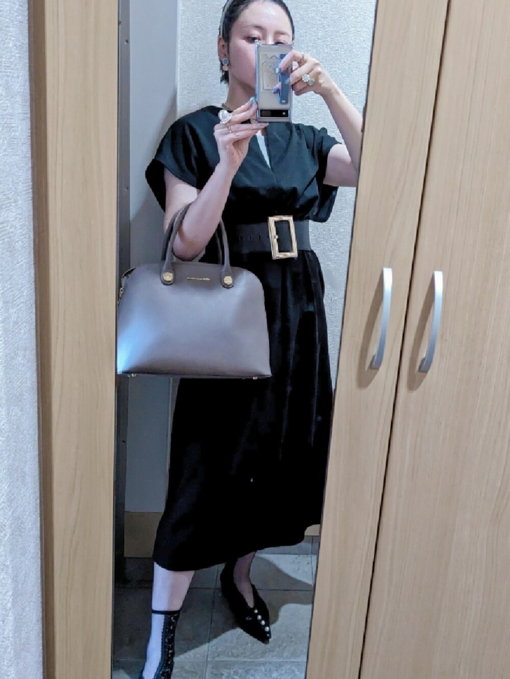 「Bonjour Saganのダンボールポンチキーネックジャンパースカート（ジャンパースカート、ブラック系）」を使った、tarさん（レディース・164cm）の夏コーディネートの2枚目の写真