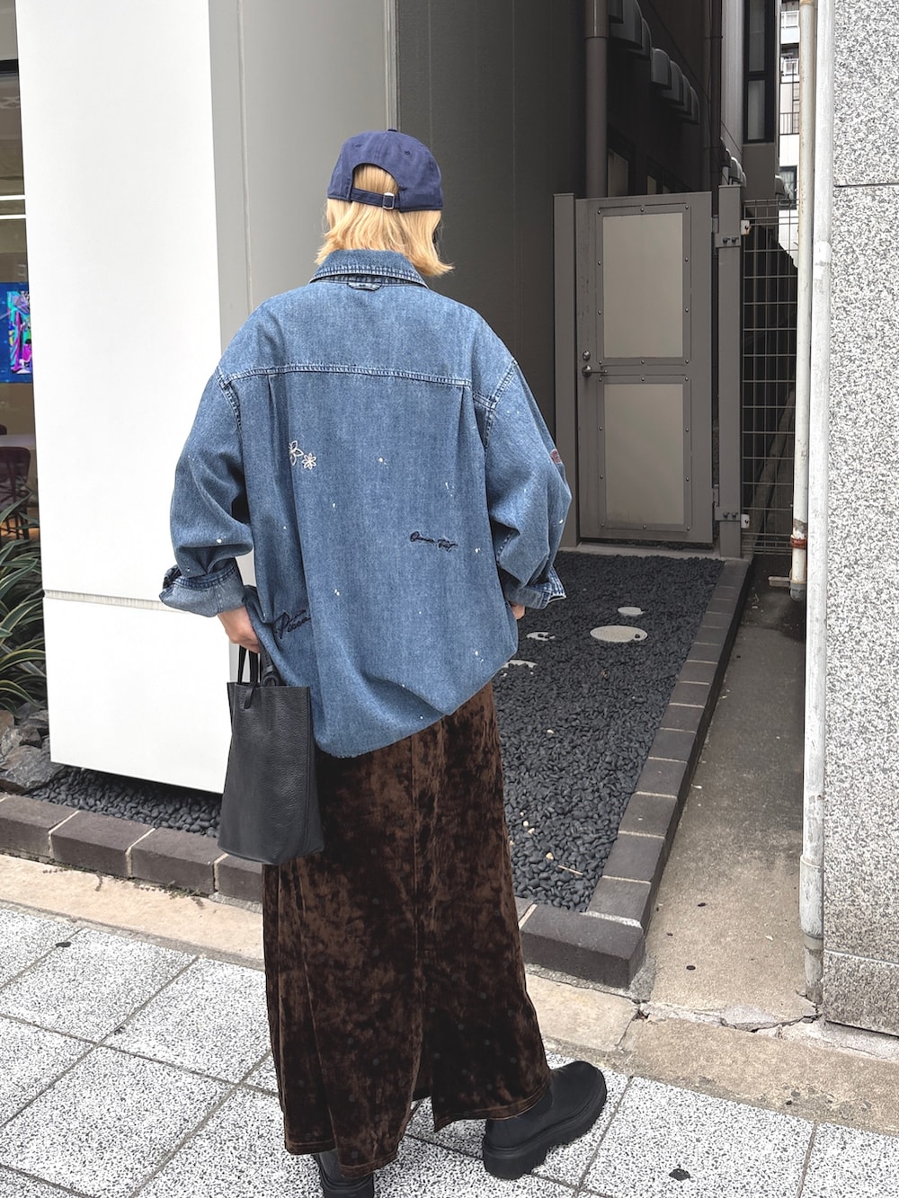 ブルー系のシャツ/ブラウス、ブラウン系のスカート、ブルー系のキャップを着用したレディースの秋コーディネートの2枚目の写真