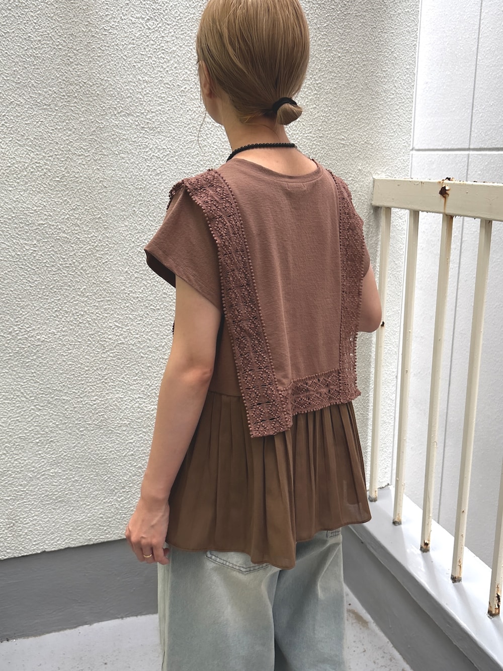 ブラウン系のTシャツ/カットソー、ブルー系のデニムパンツ、ブラウン系のその他シューズを着用したレディースの夏コーディネートの3枚目の写真