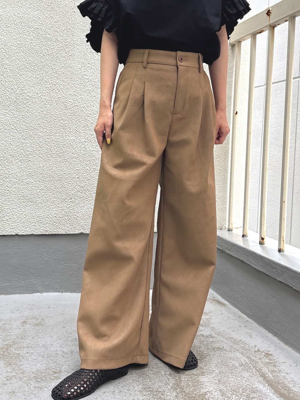 ブラック系のシャツ/ブラウス、ブラウン系のその他パンツ、ブラック系のサンダルを着用したレディースの夏コーディネートの4枚目の写真