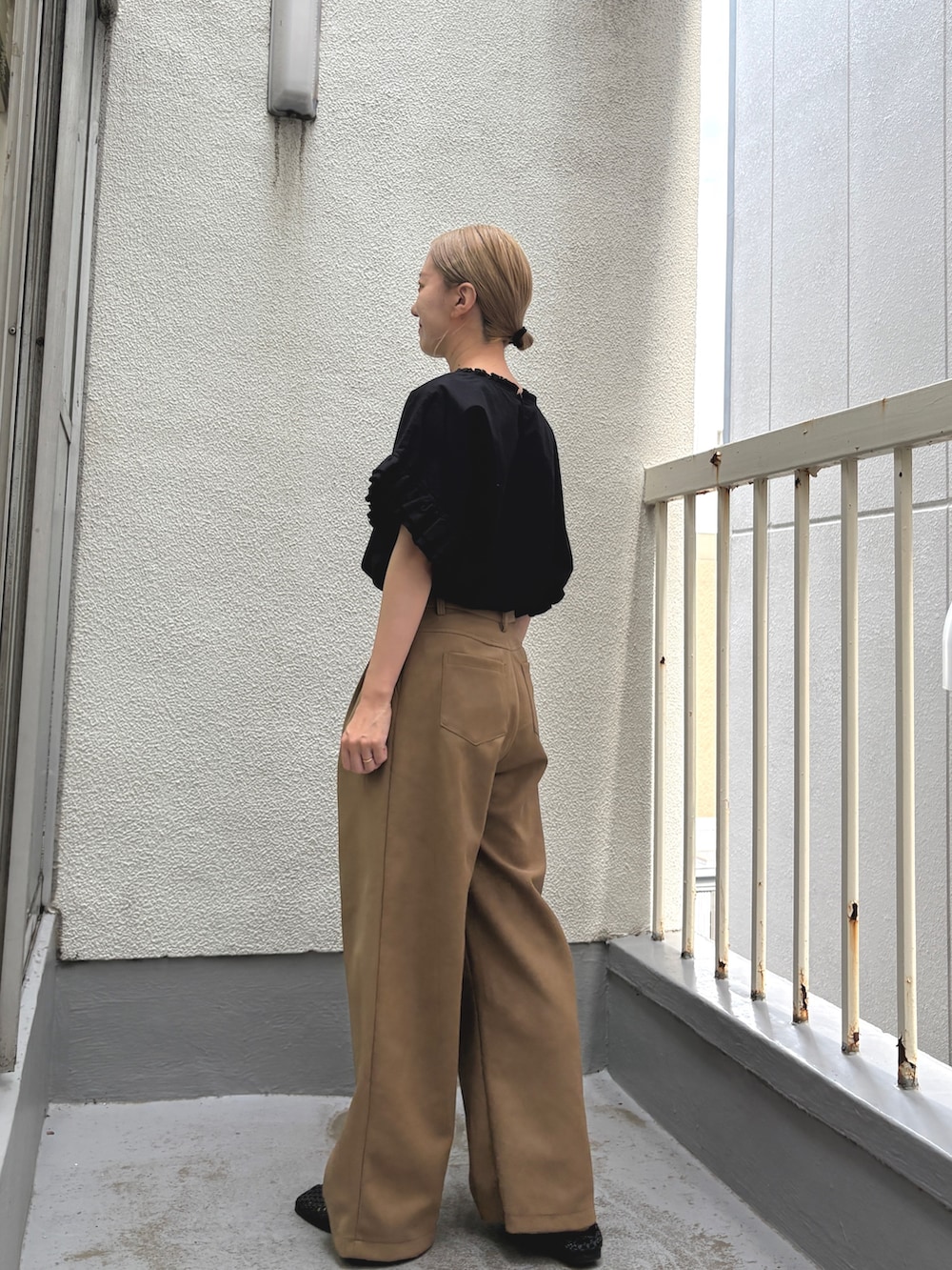 ブラック系のシャツ/ブラウス、ブラウン系のその他パンツ、ブラック系のサンダルを着用したレディースの夏コーディネートの2枚目の写真