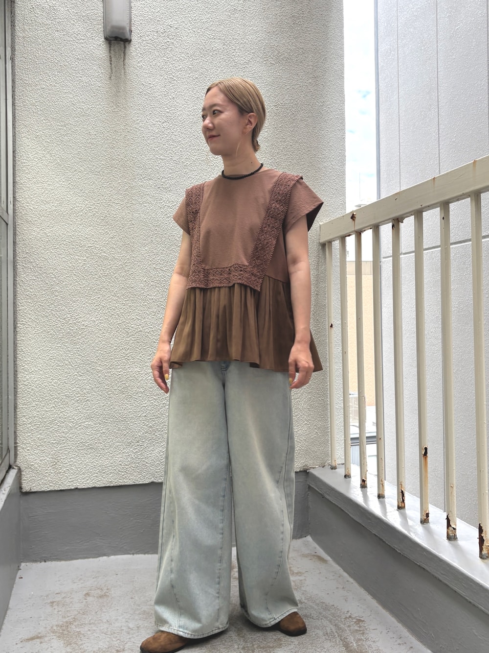ブラウン系のTシャツ/カットソー、ブルー系のデニムパンツ、ブラウン系のその他シューズを着用したレディースの夏コーディネートの2枚目の写真