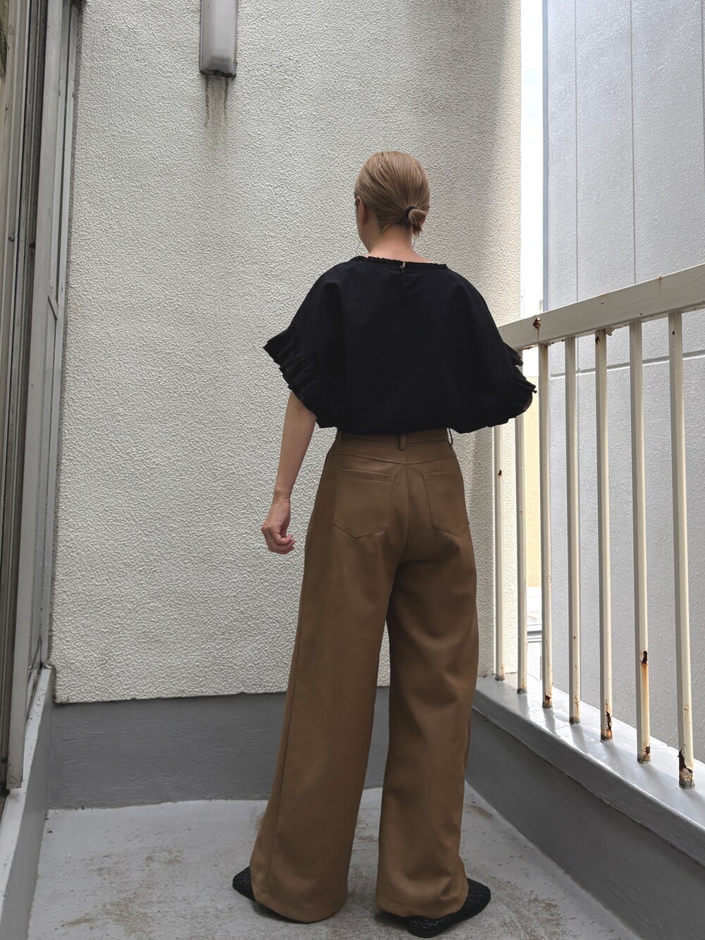 ブラック系のシャツ/ブラウス、ブラウン系のその他パンツ、ブラック系のサンダルを着用したレディースの夏コーディネートの3枚目の写真