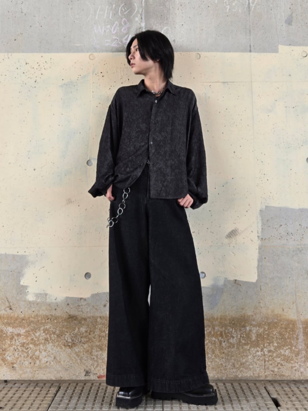 ブラック系のデニムパンツ、ブラック系のシャツ/ブラウス、ブラック系のハンドバッグを着用したメンズの春コーディネートの3枚目の写真