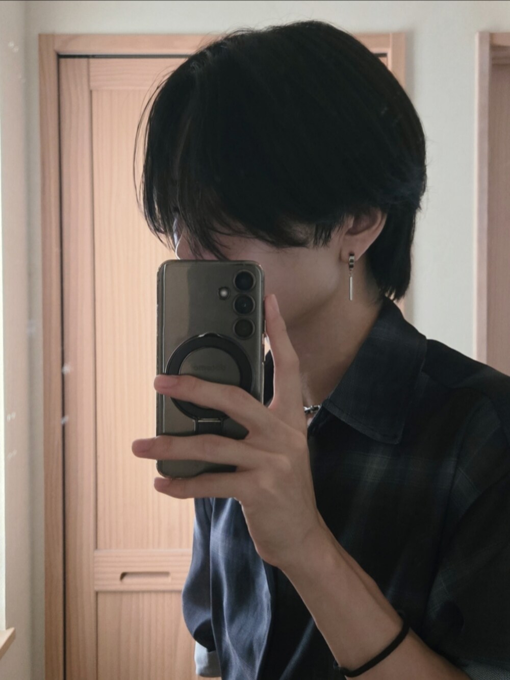 ブラック系のシャツ/ブラウス、シルバー系のイヤーカフ、シルバー系のブレスレットを着用したメンズの夏コーディネートの3枚目の写真