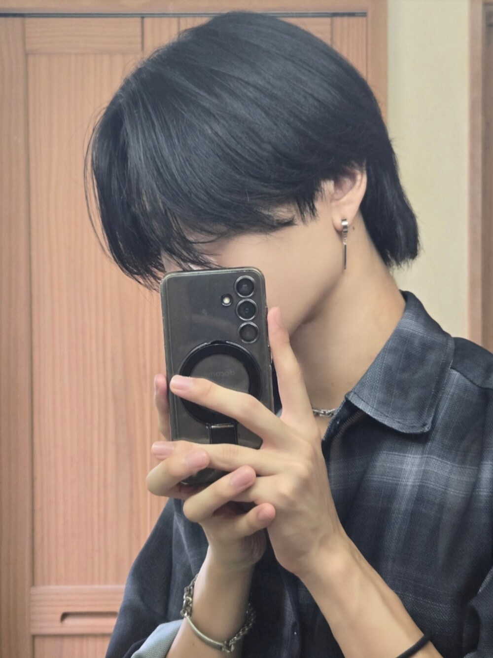 ブラック系のシャツ/ブラウス、シルバー系のイヤーカフ、シルバー系のブレスレットを着用したメンズの夏コーディネートの4枚目の写真