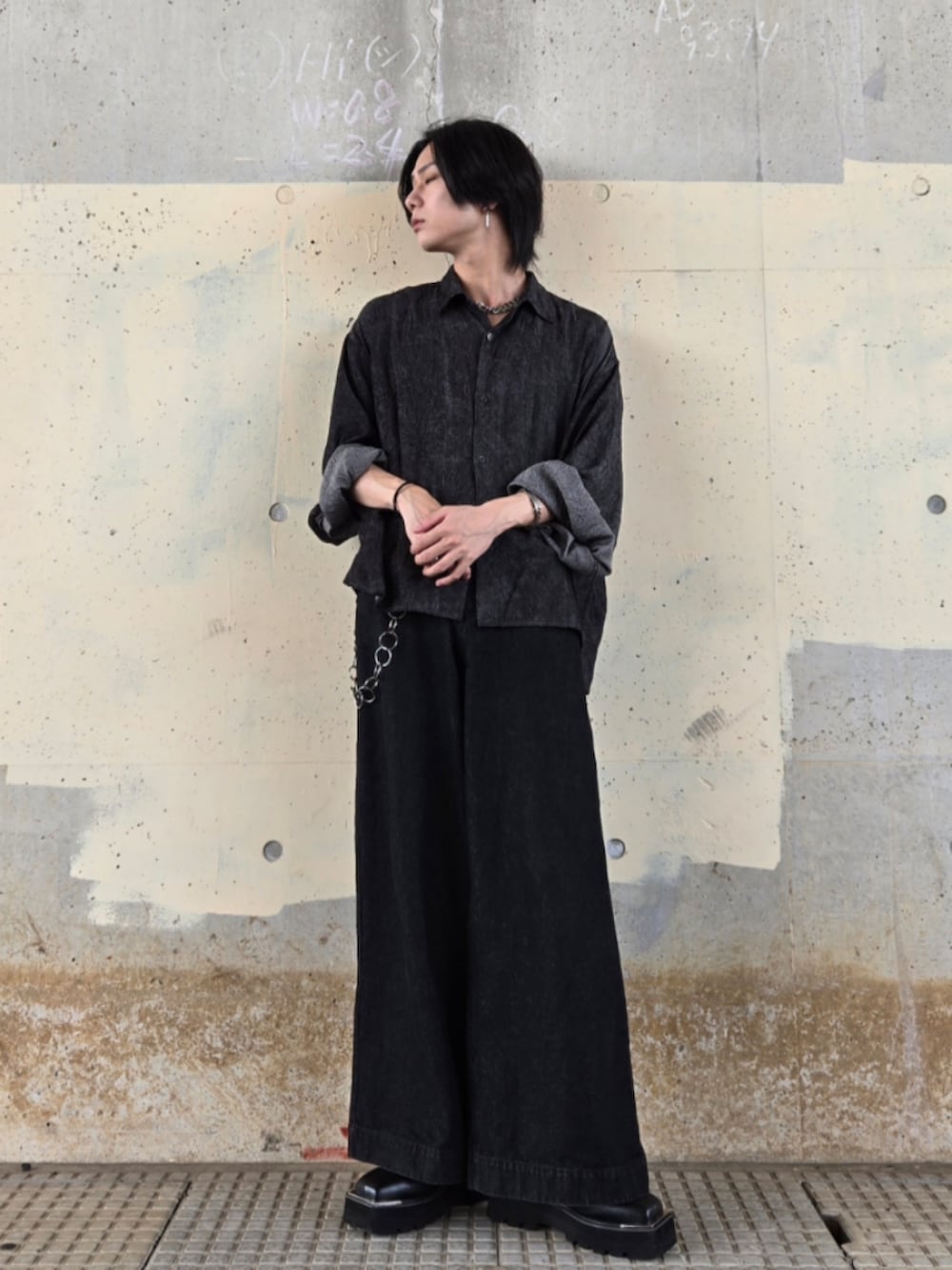 ブラック系のデニムパンツ、ブラック系のシャツ/ブラウス、ブラック系のハンドバッグを着用したメンズの春コーディネートの4枚目の写真
