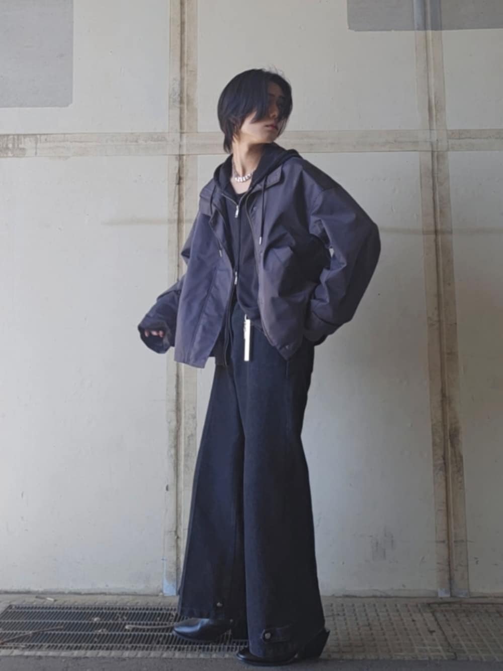 ブラック系のその他パンツ、グレー系のブルゾン、ブラック系のパーカーを着用したメンズの冬コーディネートの2枚目の写真