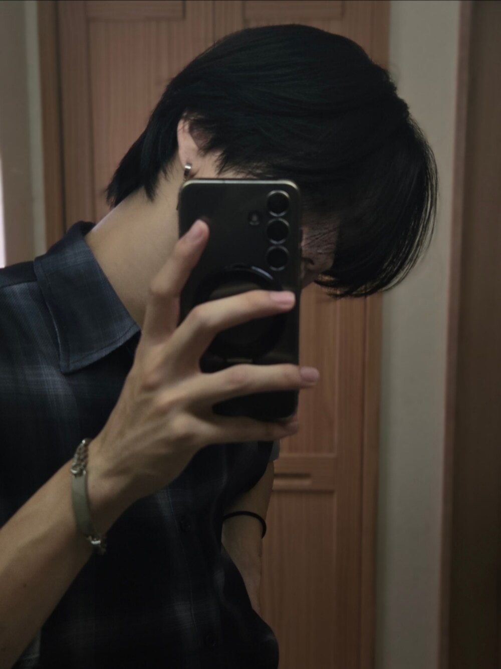 ブラック系のシャツ/ブラウス、シルバー系のイヤーカフ、シルバー系のブレスレットを着用したメンズの夏コーディネートの2枚目の写真