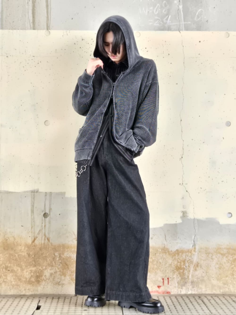 ブラック系のデニムパンツ、グレー系のパーカー、ブラック系のシャツ/ブラウスを着用したメンズの春コーディネートの3枚目の写真