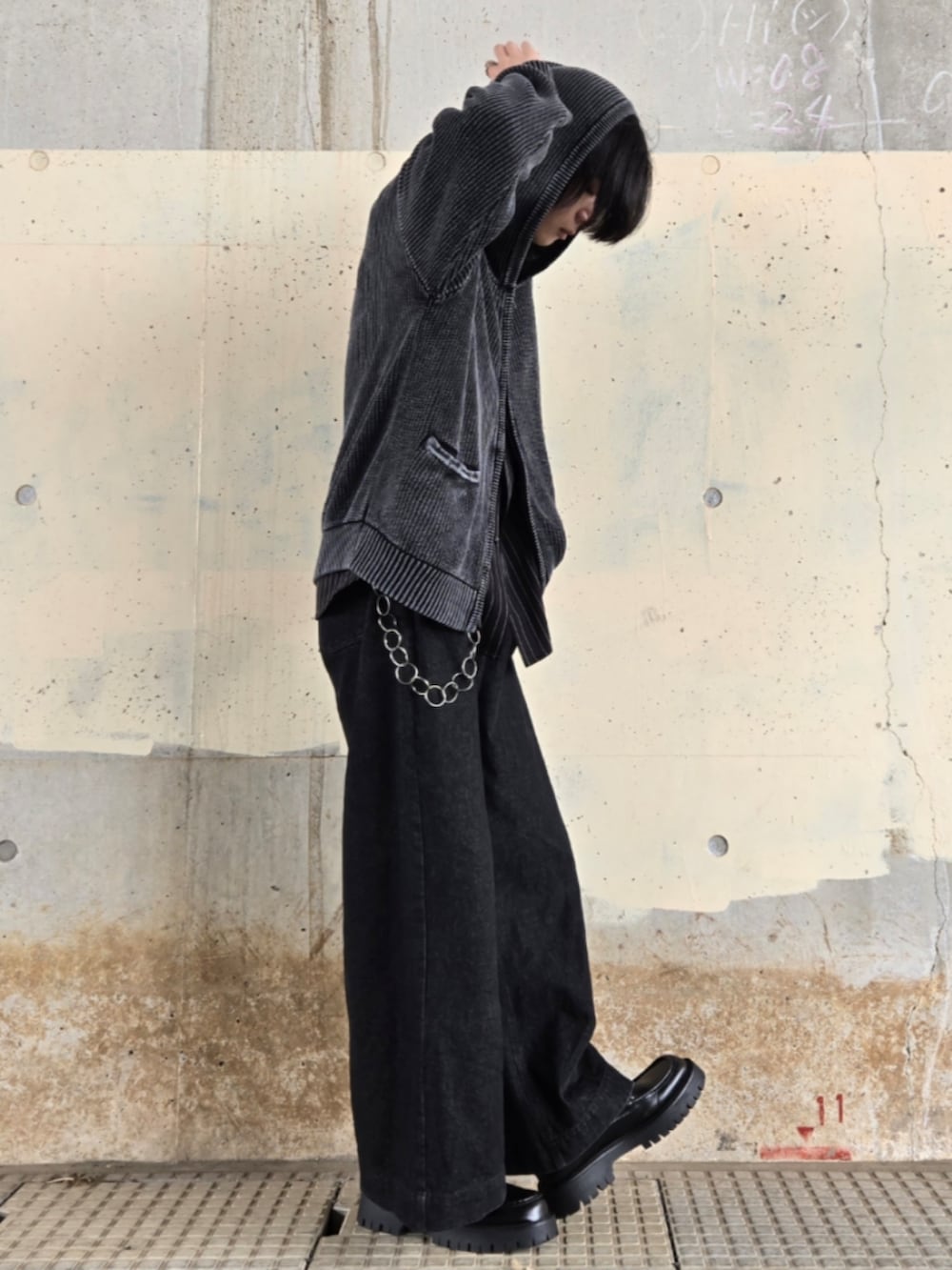 ブラック系のデニムパンツ、グレー系のパーカー、ブラック系のシャツ/ブラウスを着用したメンズの春コーディネートの4枚目の写真