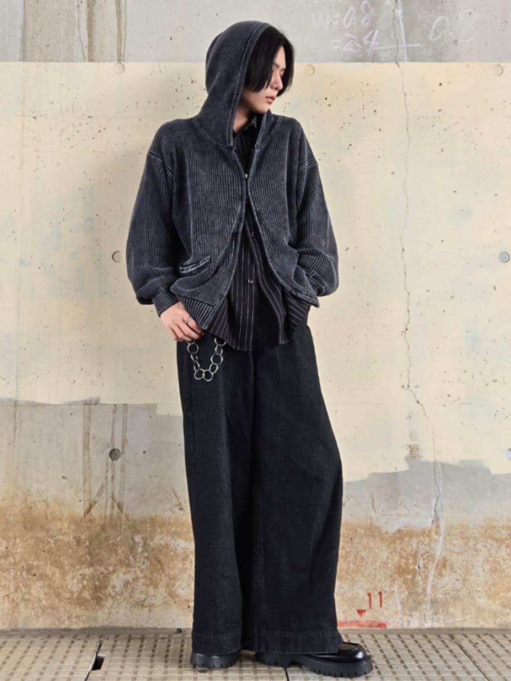 ブラック系のデニムパンツ、グレー系のパーカー、ブラック系のシャツ/ブラウスを着用したメンズの春コーディネートの2枚目の写真