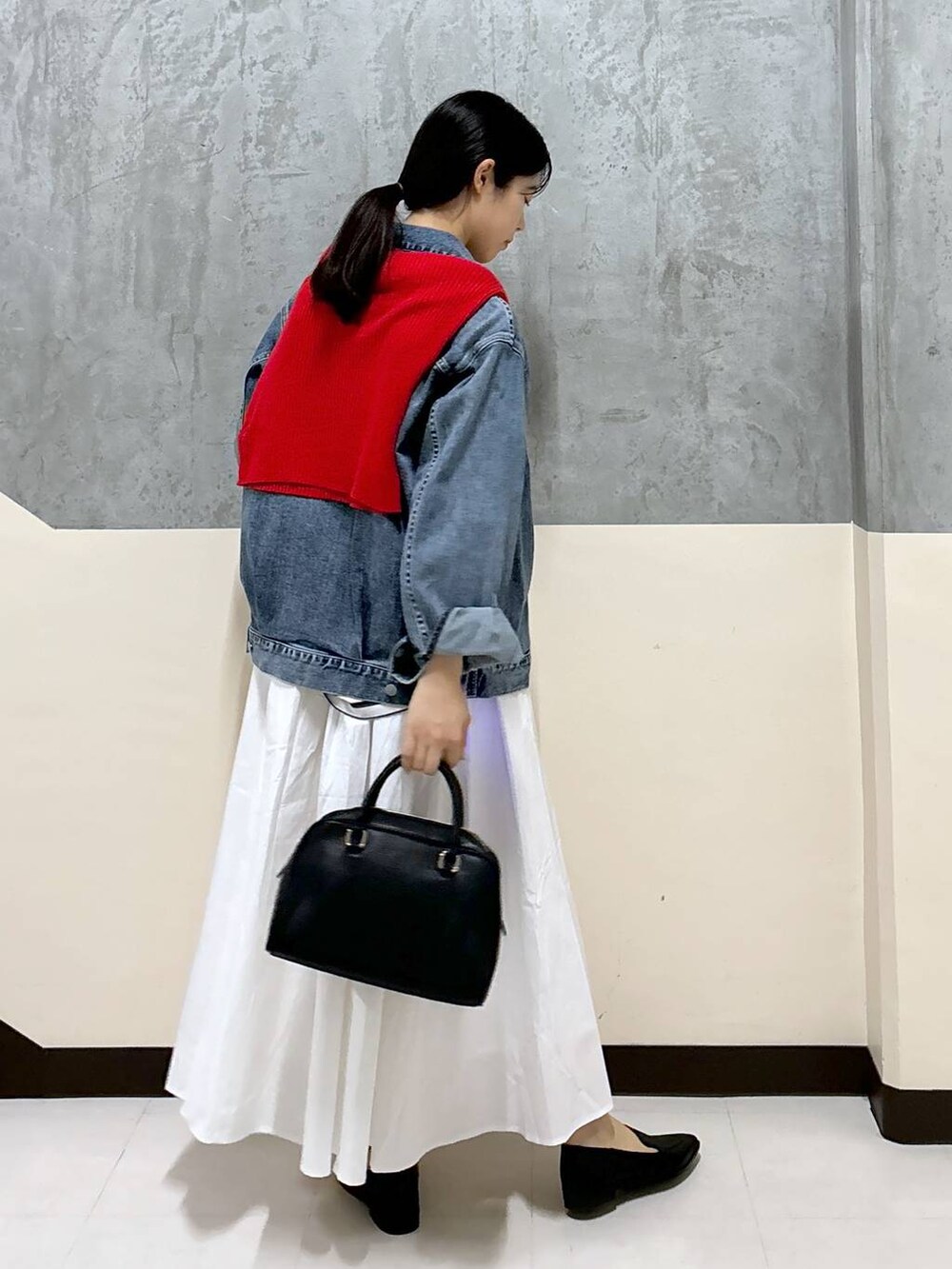 「リラックス、きれいめ、着痩せ・細見え、骨格ストレート、スカート、ローファー、BARNYARDSTORM、秋コーデ、デニムジャケット、カジュアル、大人カジュアル」｜「MazellのMazell / 2WAYソフトモカローファー（ローファー、ブラック系）」を使った、hitomiさん（レディース・160cm）の秋コーディネートの2枚目の写真