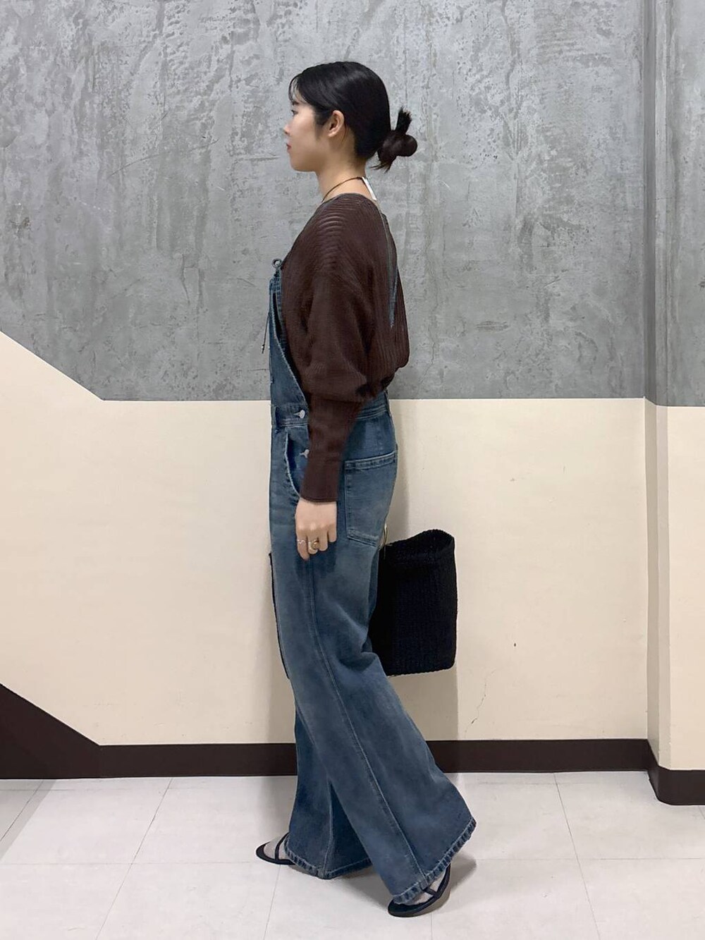 「サロペット、デニムパンツ、リラックス、きれいめ、着痩せ・細見え、骨格ストレート、BARNYARDSTORM」|「BARNYARDSTORMのBARNYARDSTORM / デニムサロペット(サロペット/オーバーオール、ブルー系)」を使った、hitomiさん(レディース・160cm)の春コーディネートの2枚目の写真