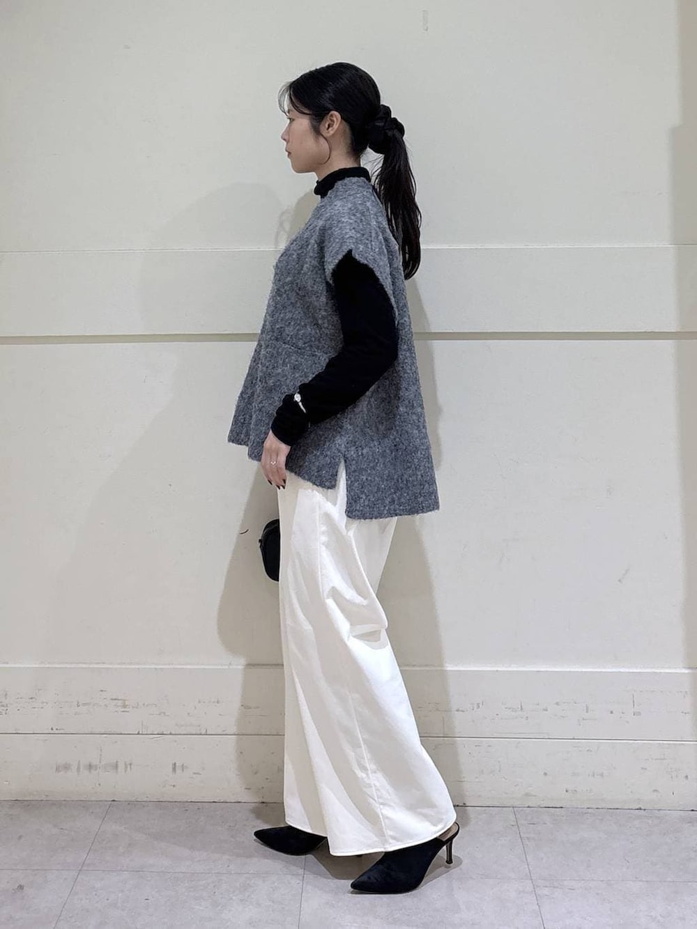 ブラック系のTシャツ/カットソー、ブラック系のショルダーバッグ、ホワイト系のその他パンツを着用したレディースの秋コーディネートの2枚目の写真